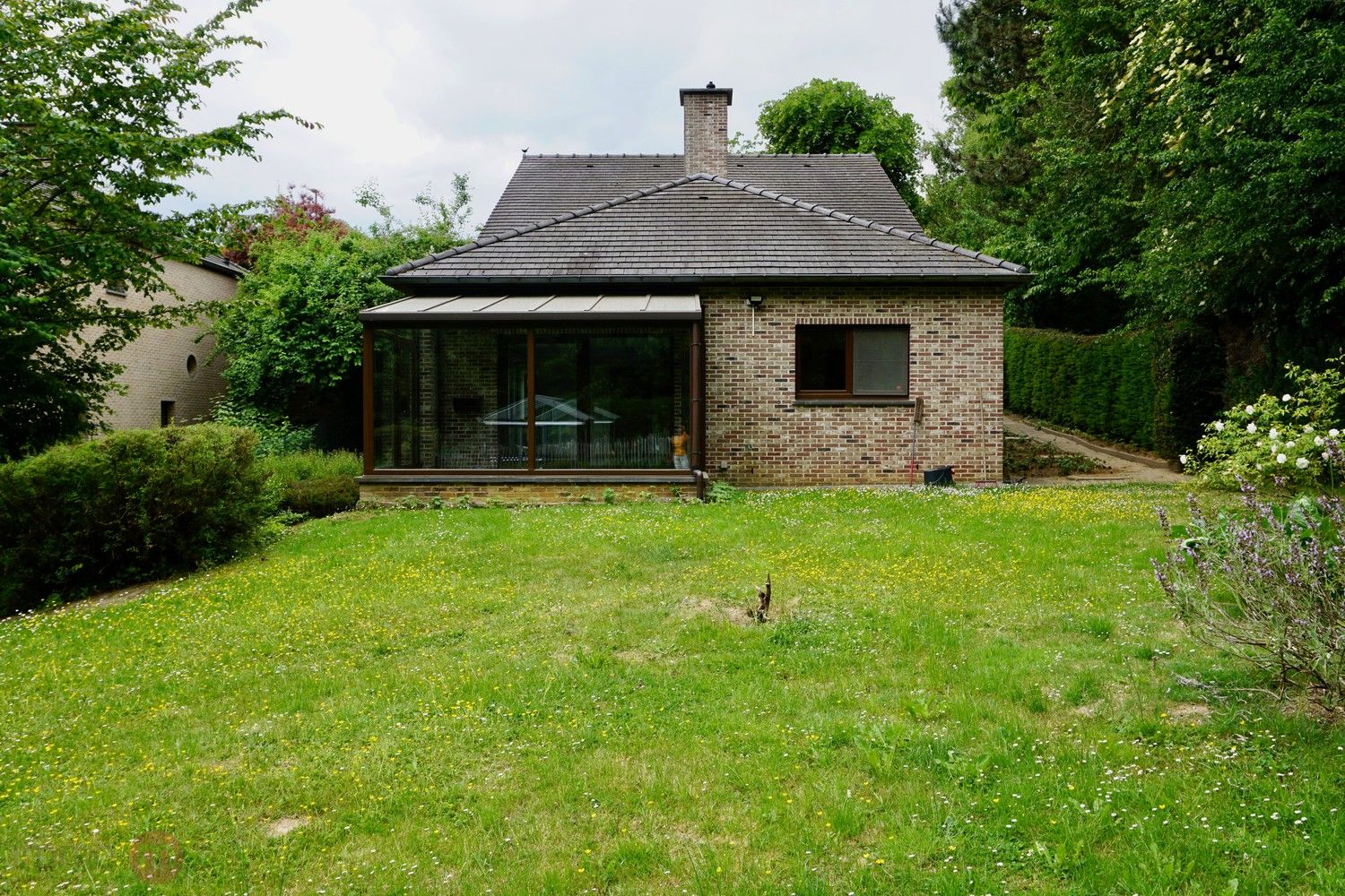 Vrijstaande woning met 3 slaapkamers en prachtige tuin. foto 3