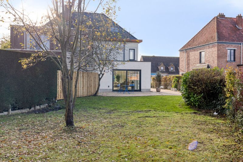 Instapklare luxewoning met 4 slaapkamers in hartje De Pinte foto 3
