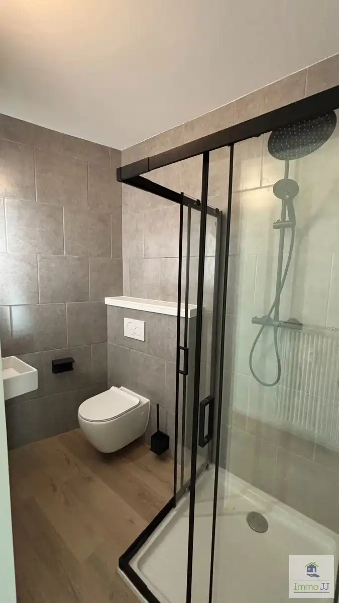 Gemeubelde studentenkamer met eigen sanitair foto 4