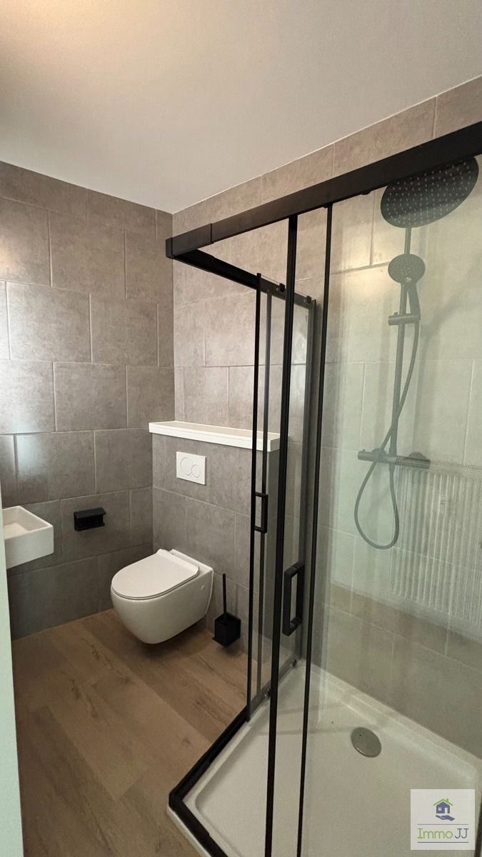 Gemeubelde studentenkamer met eigen sanitair foto 4