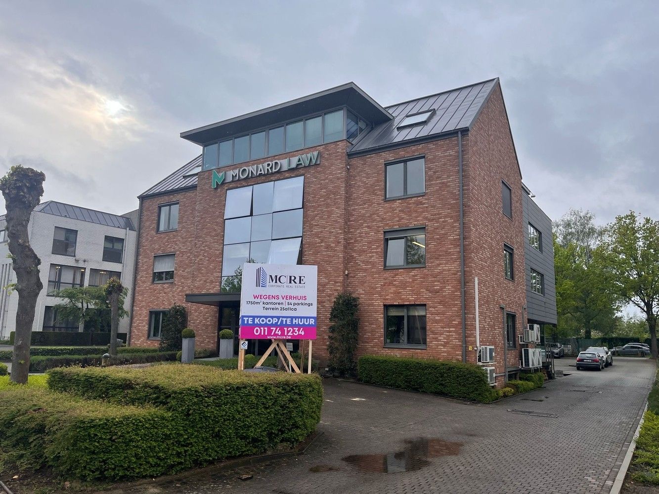 Kantoorgebouw met 54 parkeerplaatsen foto {{pictureIndex}}