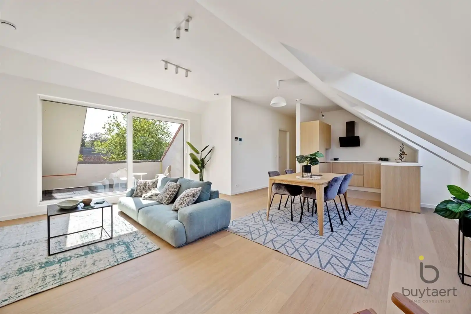 Beleef luxe, comfort en energiezuinigheid in een karaktervolle architectuur. foto {{pictureIndex}}