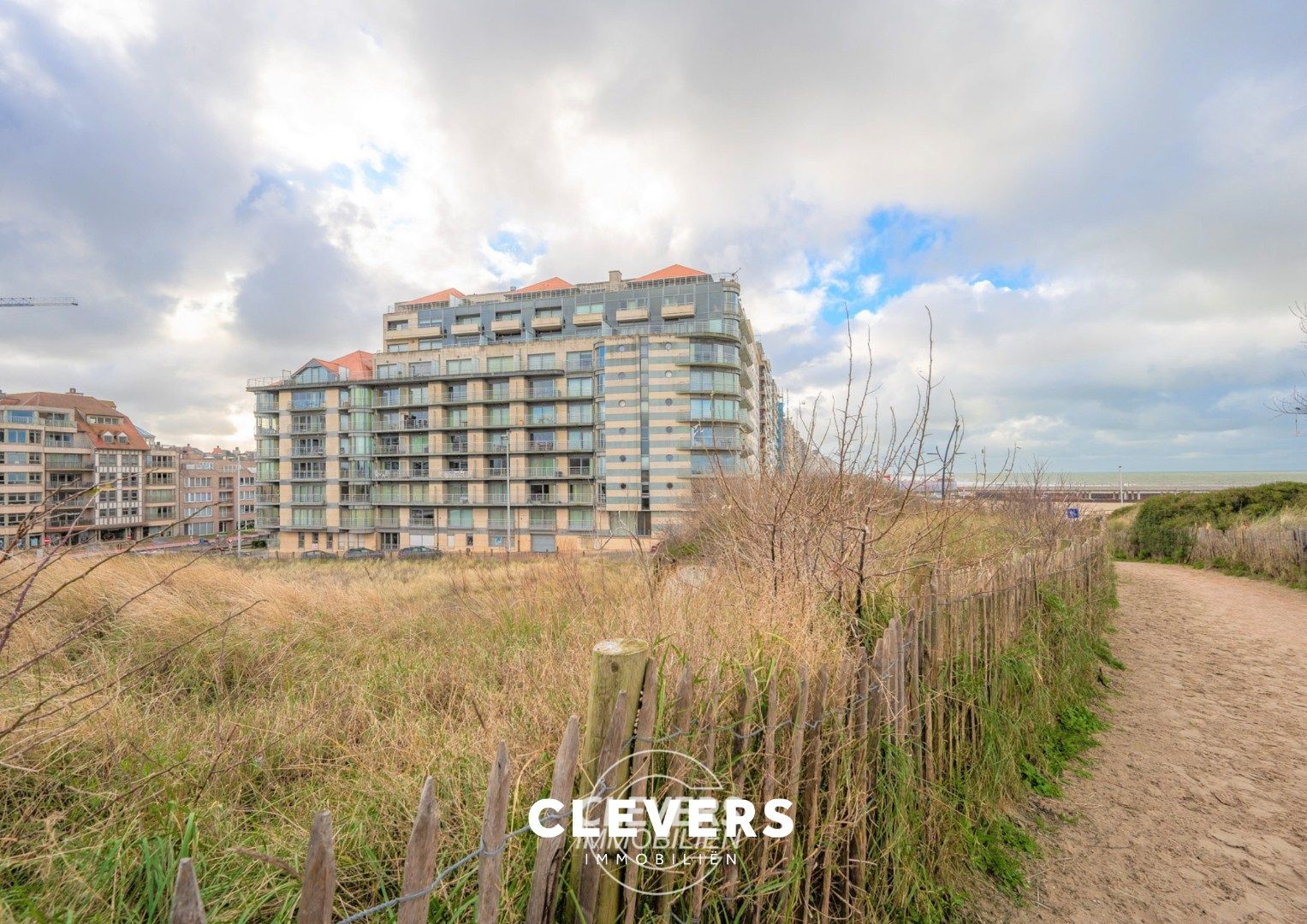Exclusieve topper zeedijk : 2slpk. appartement + studio. foto {{pictureIndex}}