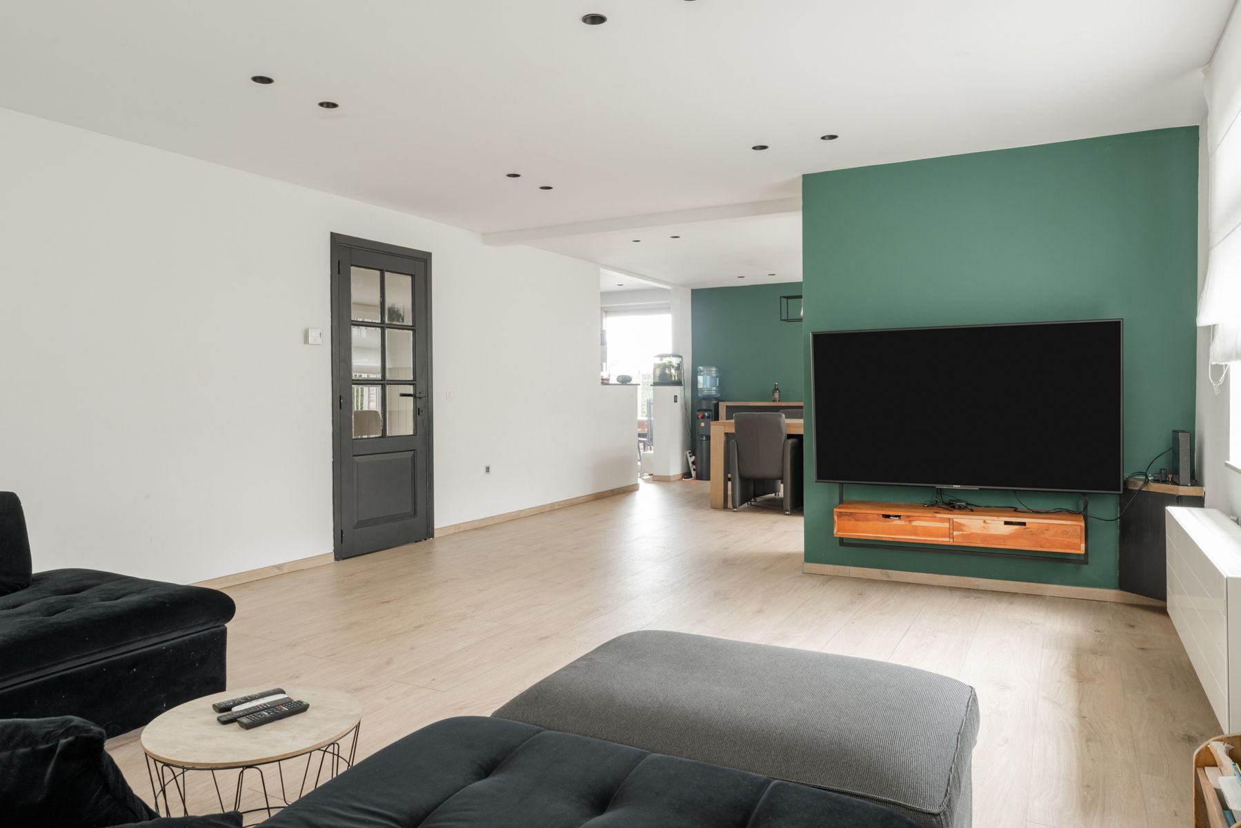 Ruime gerenoveerde woning met zwembad  foto 6