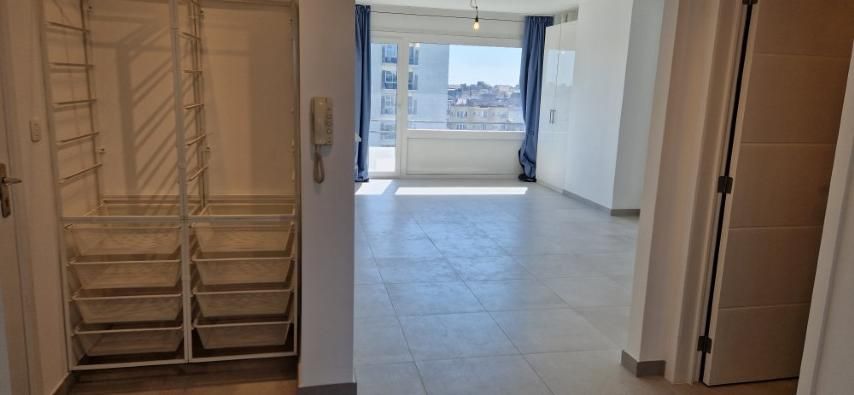 Volledig vernieuwd APPARTEMENT op de 4de verdieping met 2 slaapkamers, ondergrondse kelder en garage in het hoofdgebouw foto 4
