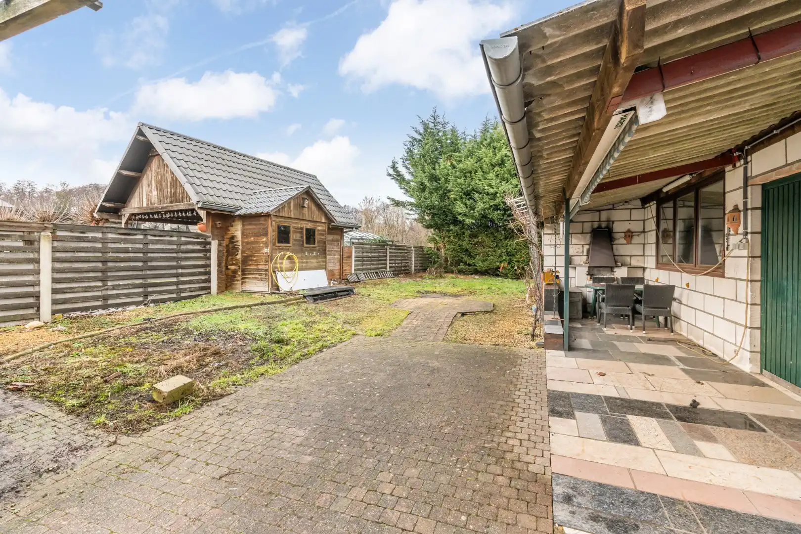 Halfvrijstaande woning op een perceel van 7a31ca, met aparte bureelruimte en inpandige garage! foto 20