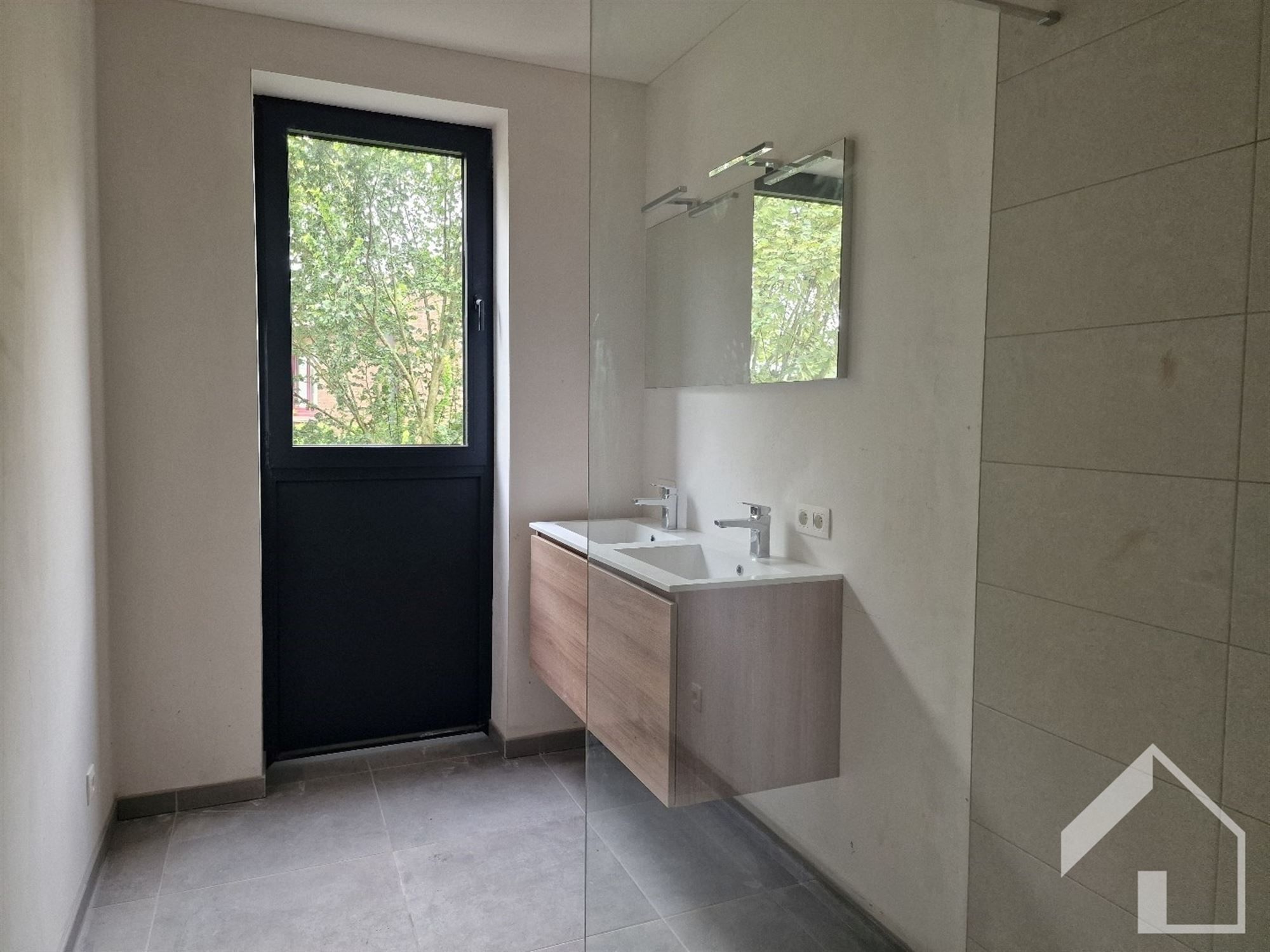 Nieuwbouwappartement op 1e verdieping met lift, 2 slaapkamers, autostaanplaats en kelder foto 5