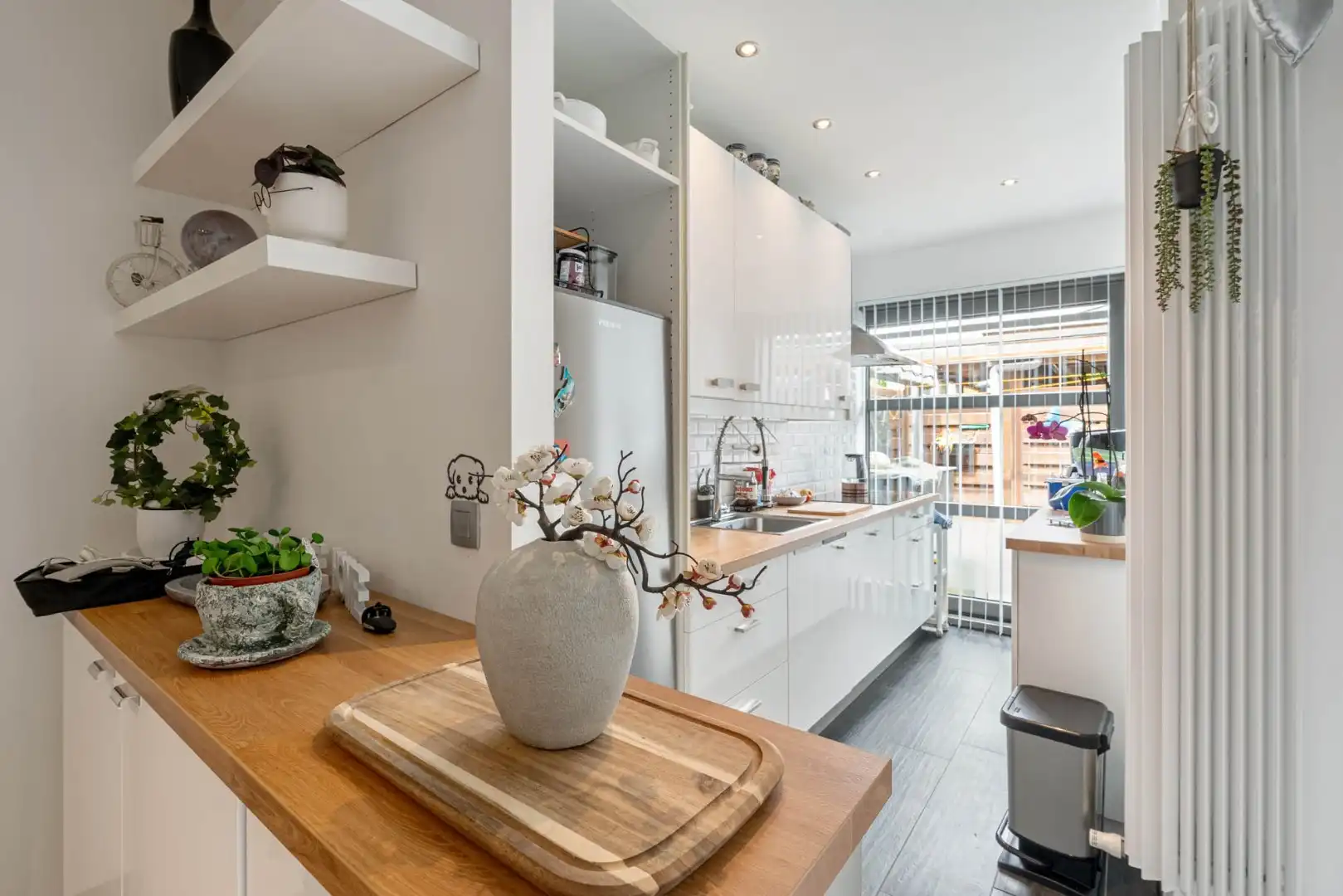 Gelijkvloers INVESTERINGSAPPARTEMENT vlakbij centrum met fraai terras en autostandplaats. foto 9