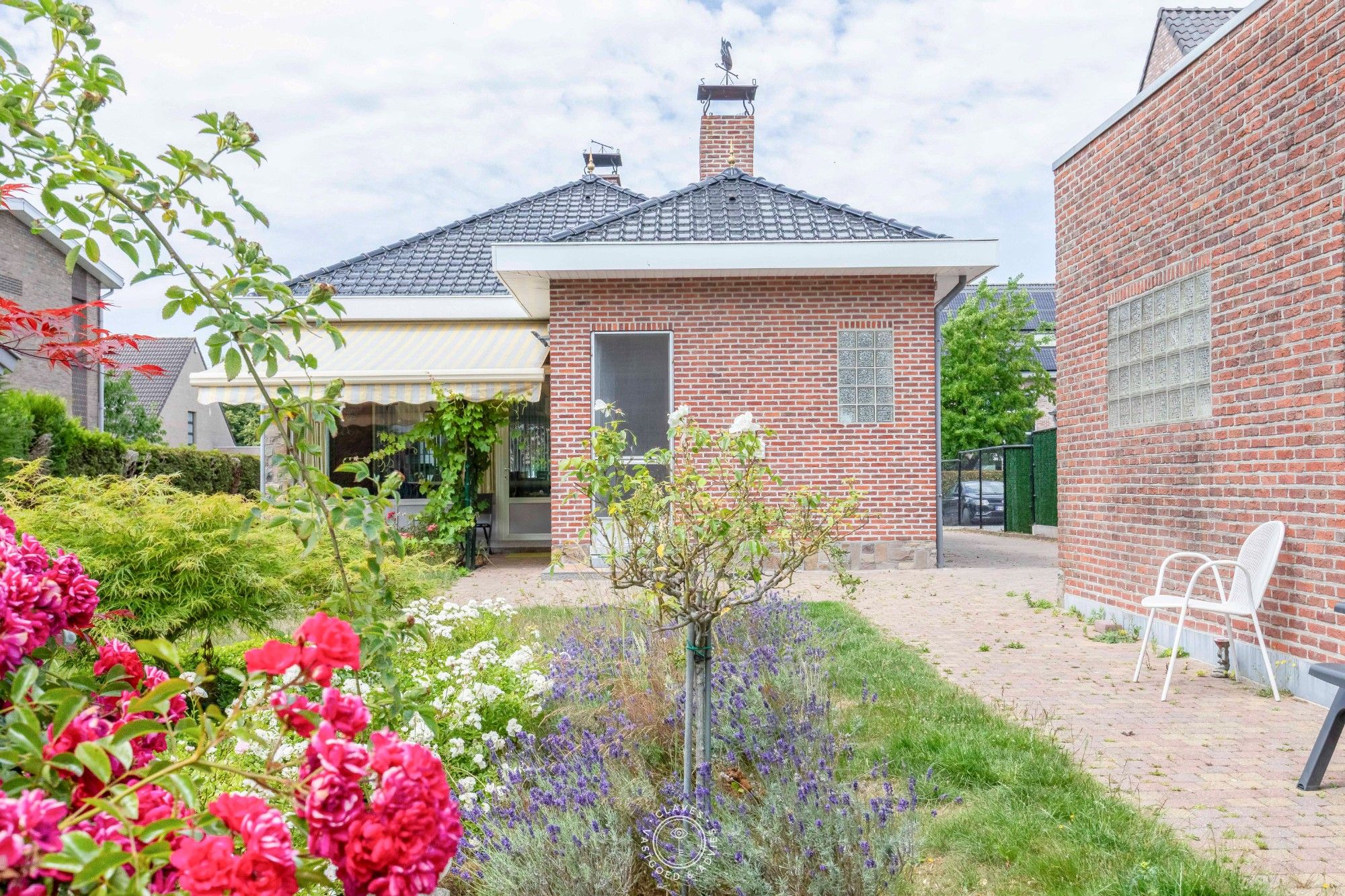 Uiterst verzorgde bungalow met garage op een uitmuntende locatie foto 5