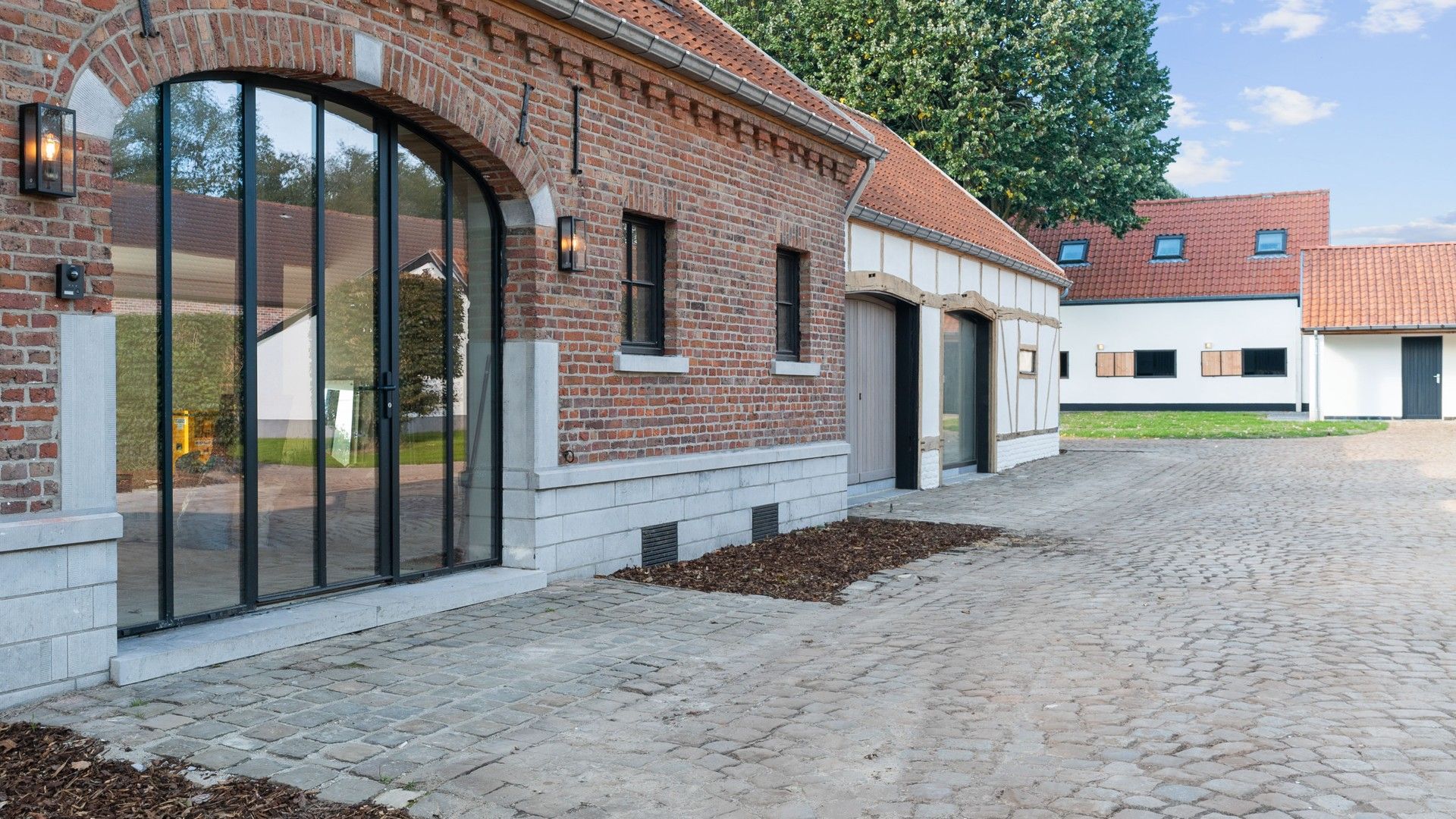 Exclusief landhuis met overdekte piste, buitenpiste en paardenstallen op circa 3 hectare foto 6