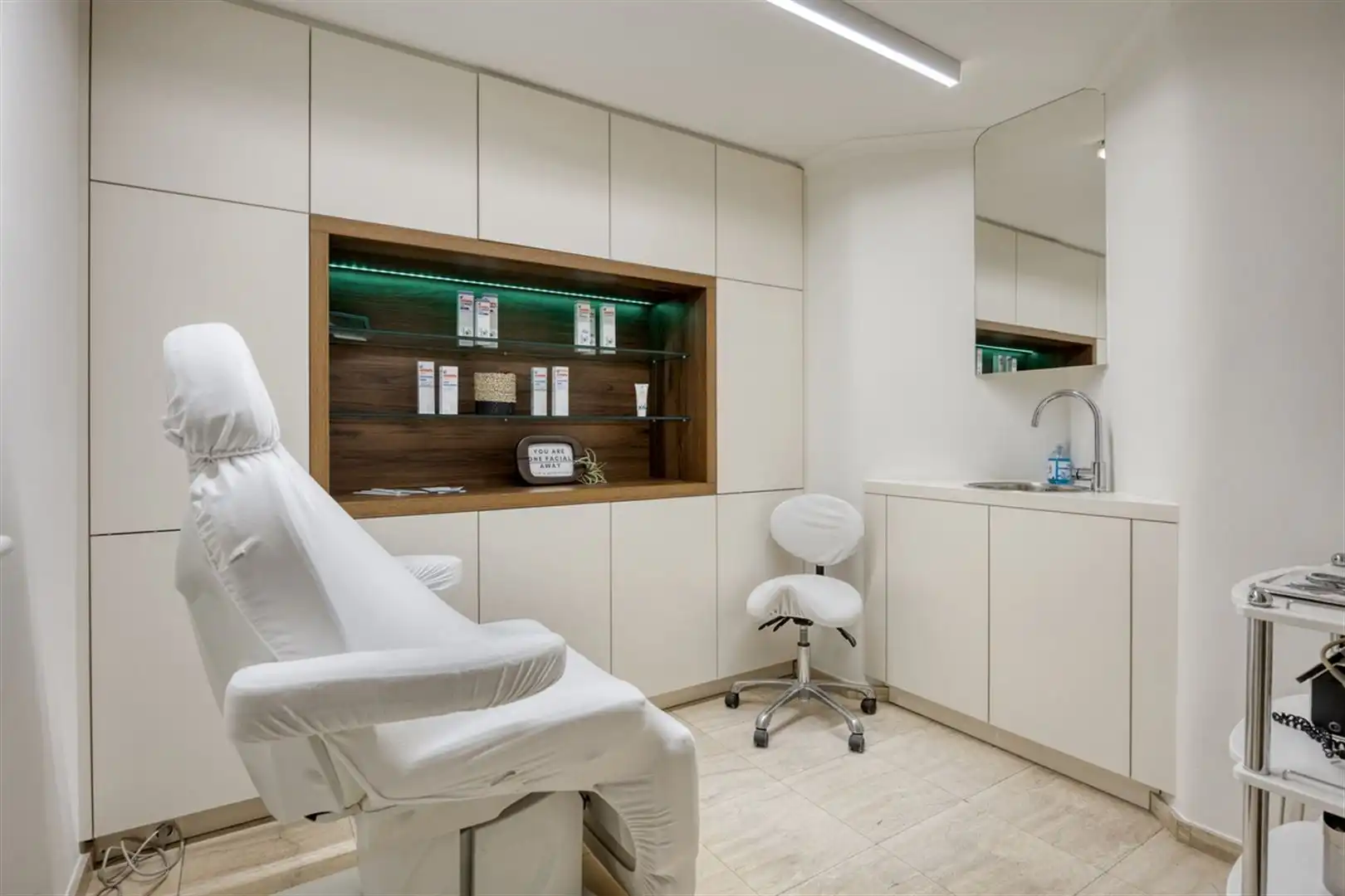 TE KOOP: Handelshuis op toplocatie te Heusden-Zolder! foto 10