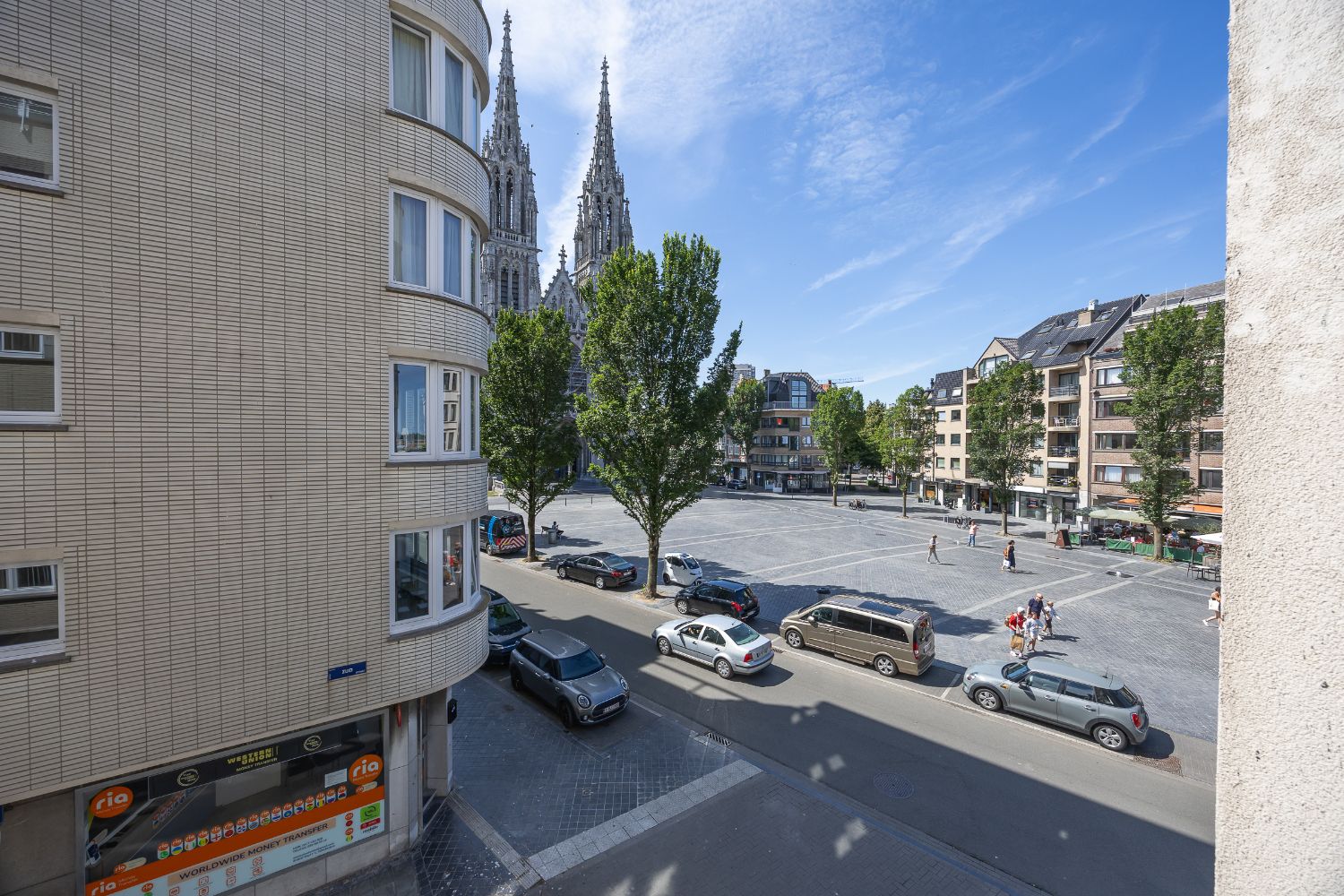 Gerenoveerd twee slaapkamer appartement in centrum Oostende foto 8