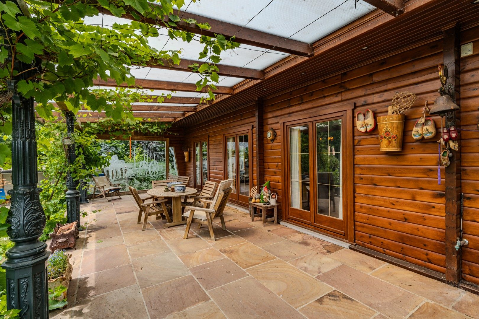 Ruime villa met mooie tuin foto 31