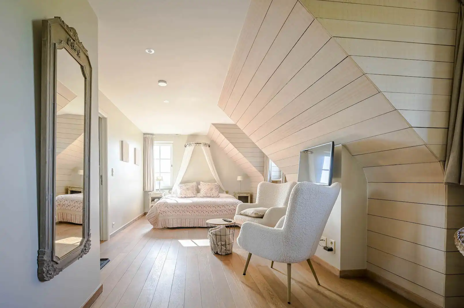 Idyllisch gelegen landgoed, voormalige hoeve, met karakterwoning, vakantieverblijf/boutique B & B met 6 vergunde kamers, parking en weide op circa 1 ha foto 9