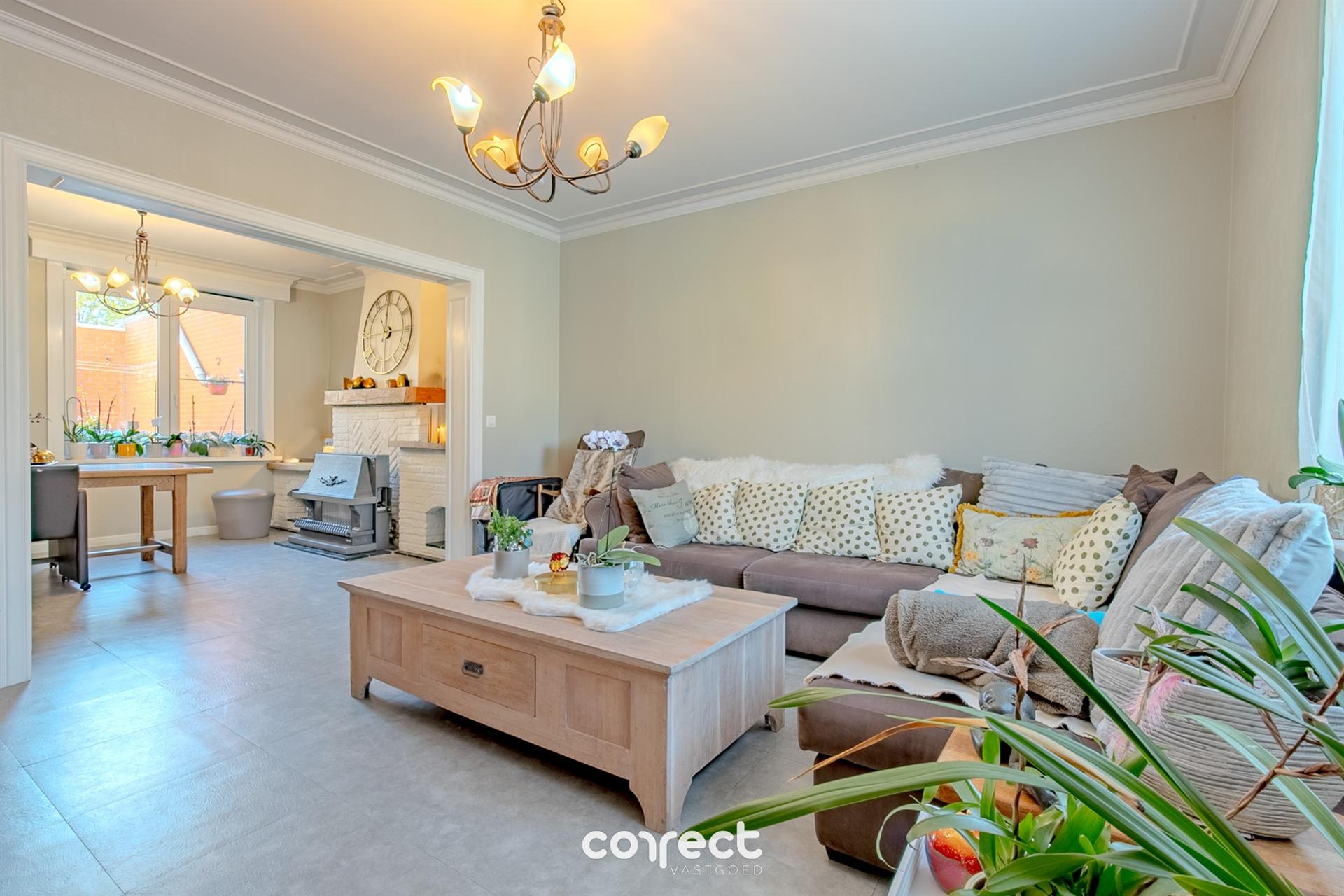 Halfopen bebouwing met ruime oprit, garage, carport en 3 volwaardige slaapkamers. foto 2