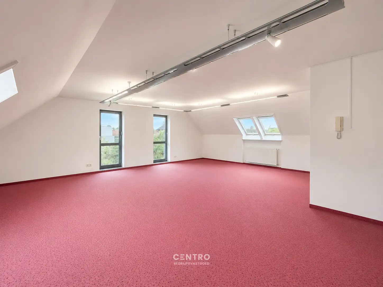 Ruim (430m²), multifunctioneel pand (bewoning, kantoor, praktijk, horeca, ...)  op ZICHTLOCATIE langs invalsweg Roeselare (vlakbij de ring R32). foto 14