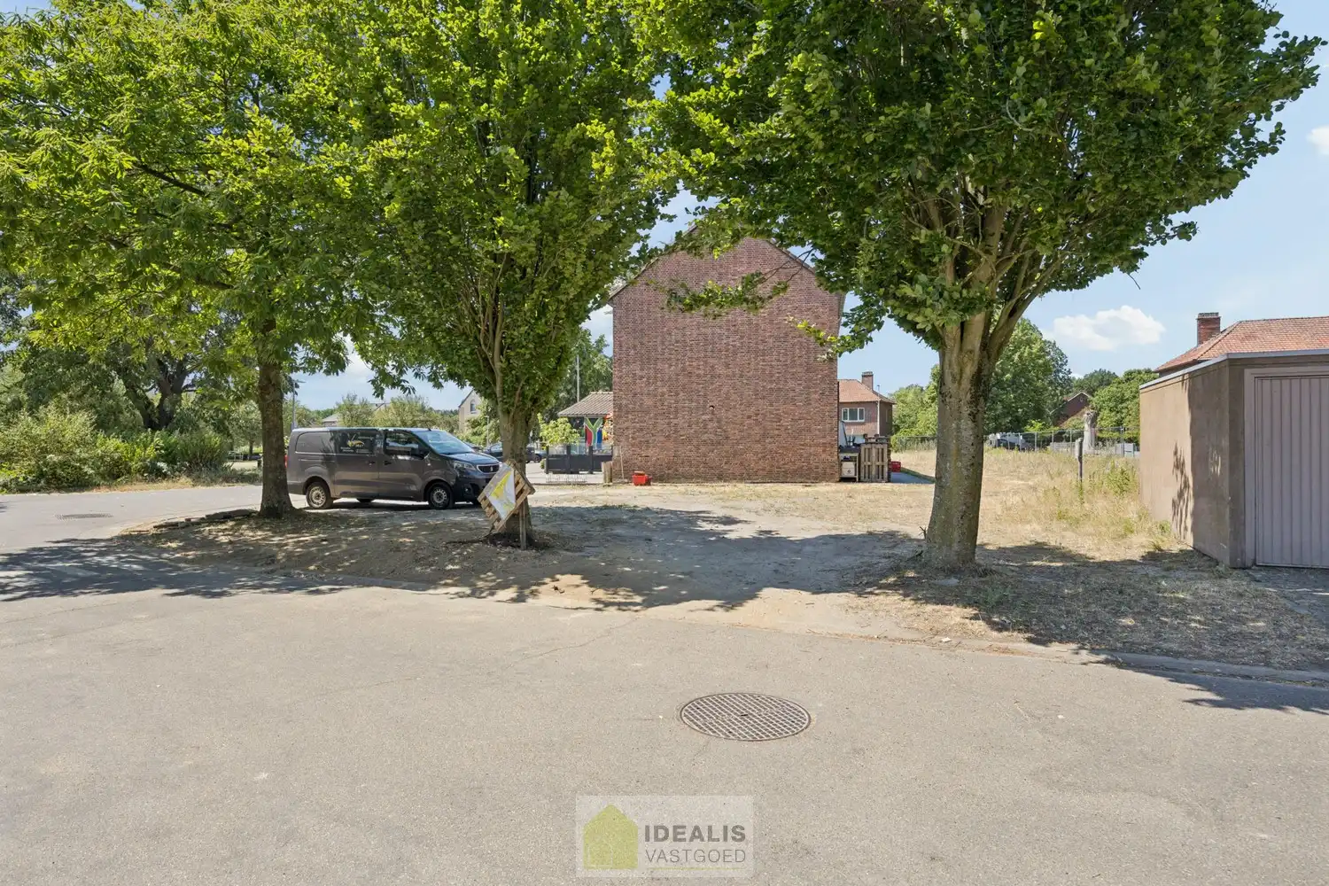 IDEALIS VASTGOED – PROJECTGROND VOOR DE REALISATIE VAN EEN GELIJKVLOERS 1 SLPK APPARTEMENT VAN + - 56M² EN BOVENLIGGEND 2 SLPK DUPLEX APPARTEMENT VAN + - 75M² MET TERRAS EN GEMEENSCHAPPELIJKE TUIN, GELEGEN TE LINDEMAN (HEUSDEN-ZOLDER). DE  OMGEVINGSVERGUNNING VOOR STEDENBOUWKUNDIGE HANDELINGEN WERD REEDS AFGELEVERD. VERGUNDE PLANNEN BESCHIKBAAR. foto 3