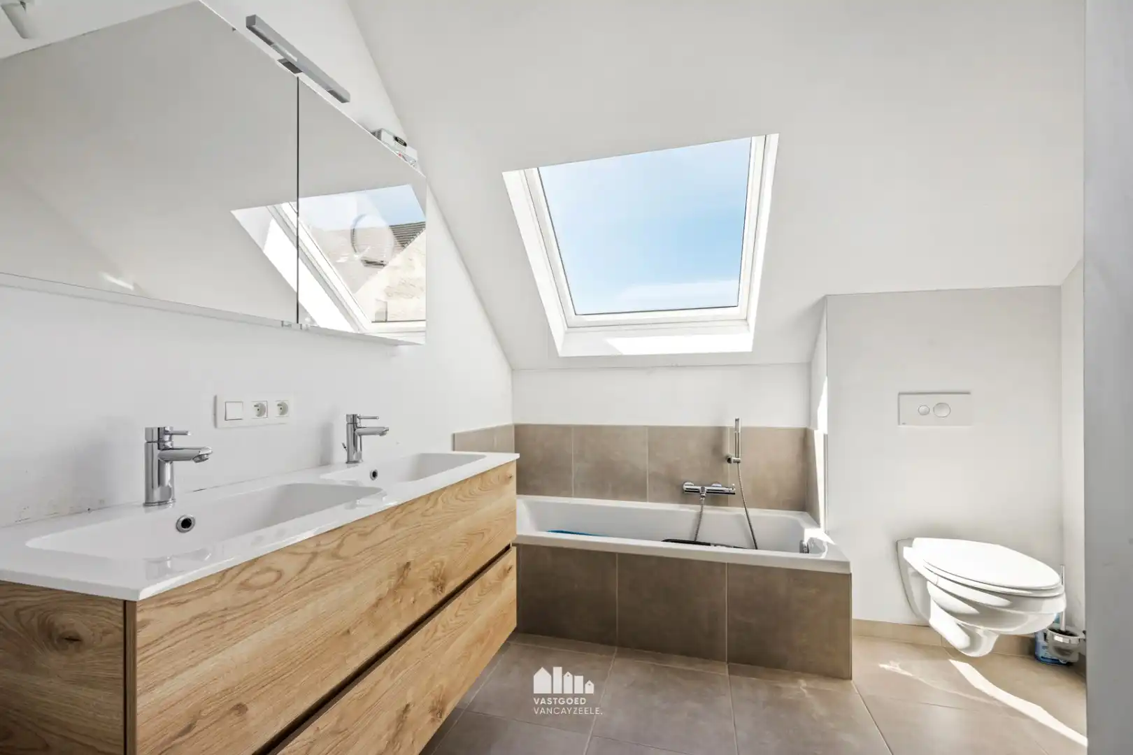 Recente nieuwbouwwoning (2020) met zonnige tuin, garage en uitweg foto 16