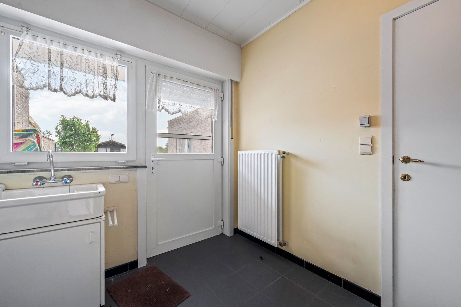 Rijwoning met potentieel, zonnige tuin, garage en uitbreidingsmogelijkheden te koop in Ruddervoorde foto 16