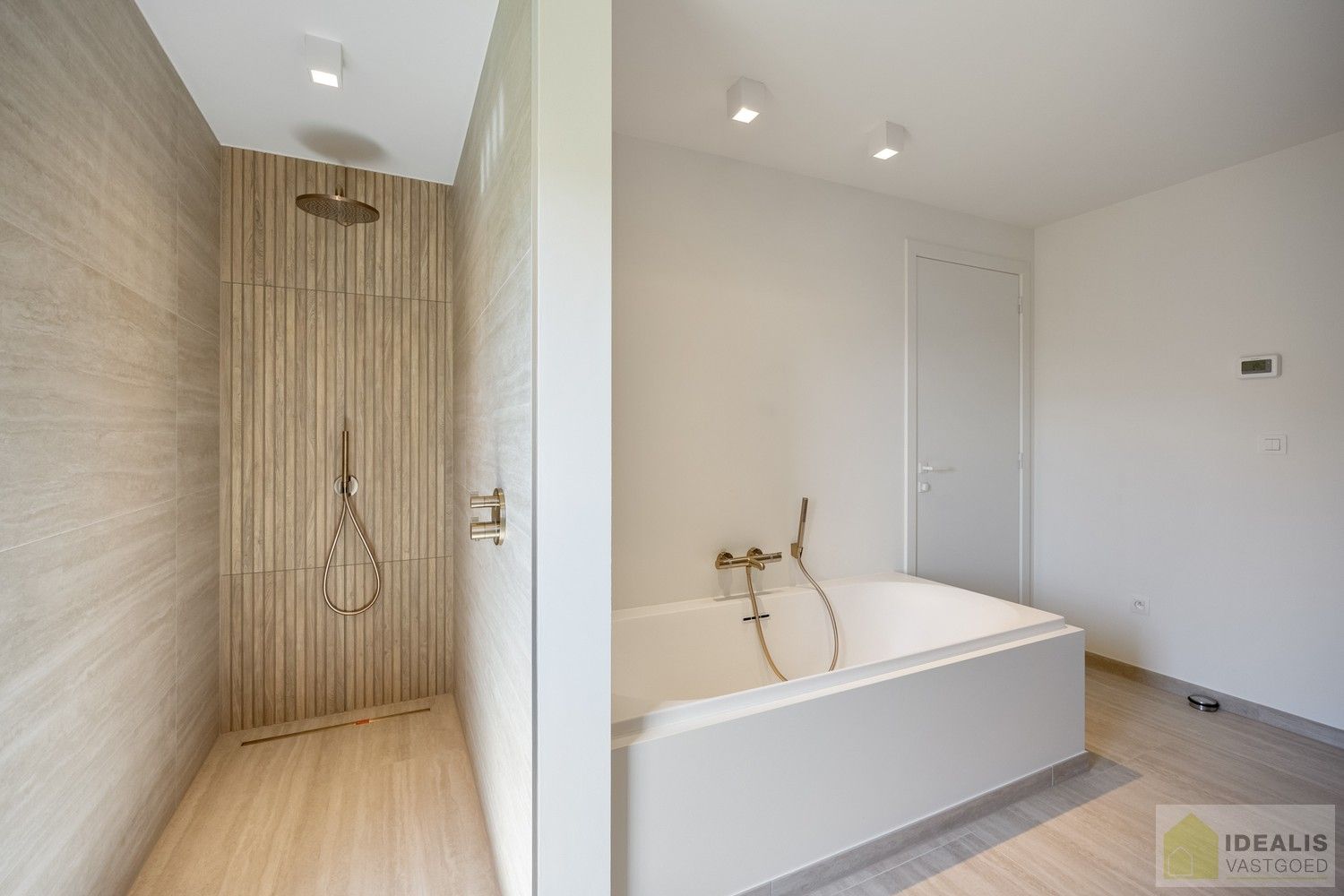 IDEALIS VASTGOED – Schitterend volledig vernieuwde woning (+- 220m²) met een heerlijke open leefruimte, 3 ruime slaapkamers, luxueuze badkamer, ruime wasplaats op een fijn zuid georiënteerd perceel! Dit heerlijke huis bevindt zich op een knap perceel van 8a 69ca in een heerlijk rustige en groene omgeving! - EEN MUST VISIT! - foto 26