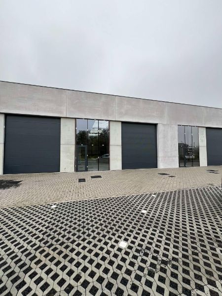 Nieuwbouw loods met visibiliteit te huur van 293 m² met 3 parkeerplaatsen in KMO Park RIVA. foto 3