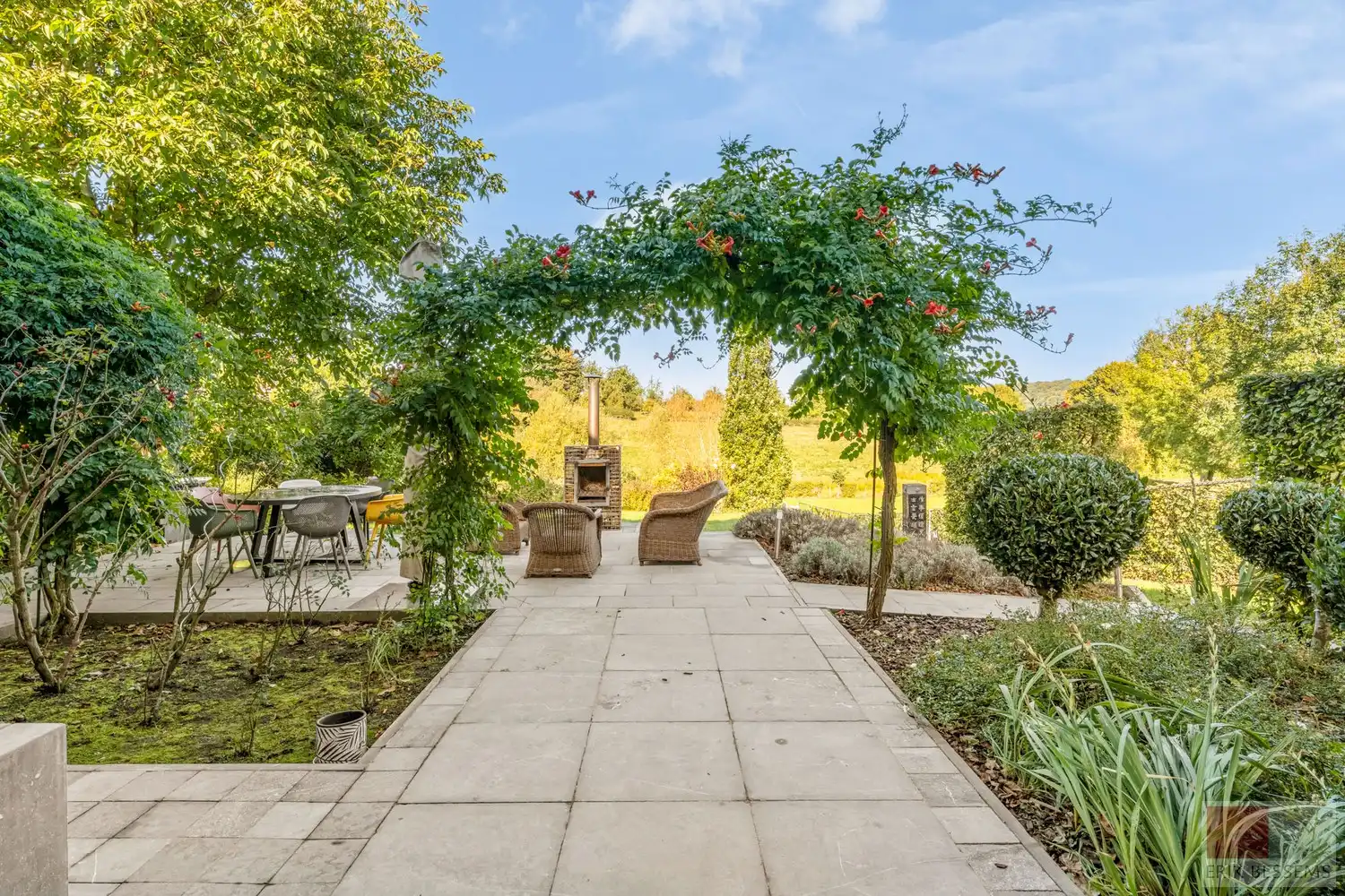 Indrukwekkend en uiterst charmant vakwerk landhuis, Veurs 31 te Sint-Martens-Voeren hartje Voerstreek. foto 11