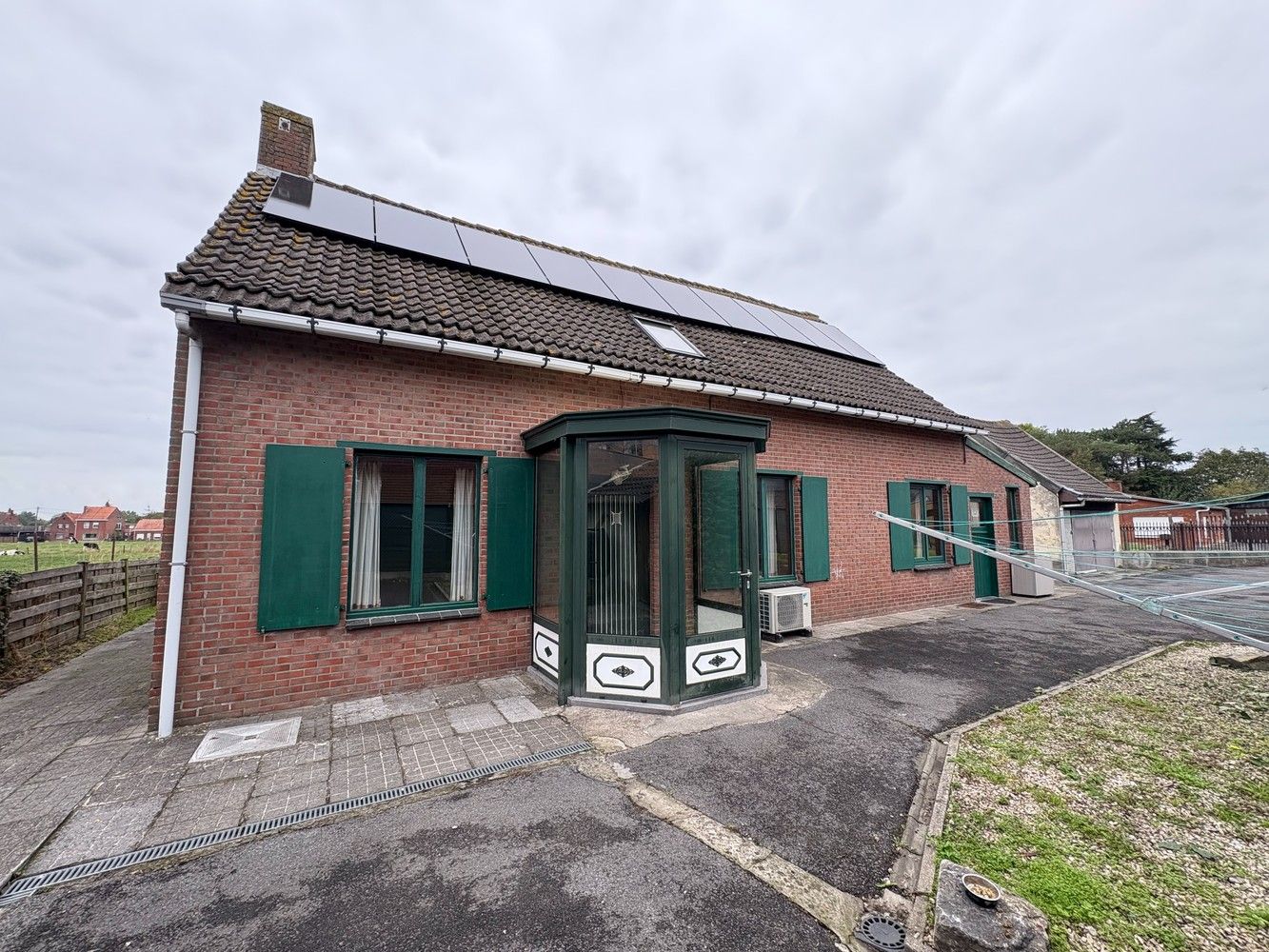 Instapklare woning met 3 slaapkamers en aparte garage foto {{pictureIndex}}