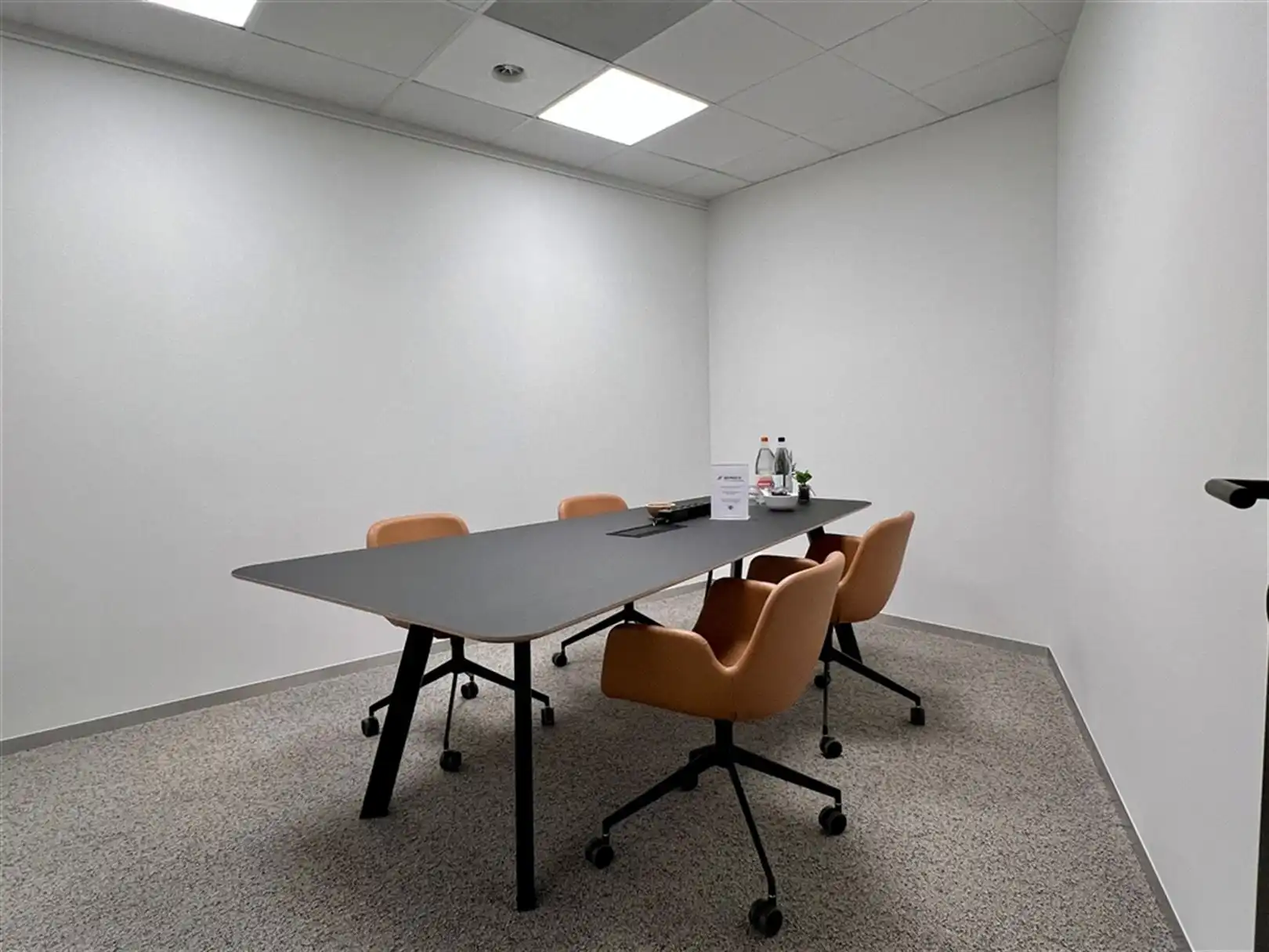 Tijdloze kantoren aan op-en afrit E40 te Sint-Denijs-Westrem foto 8