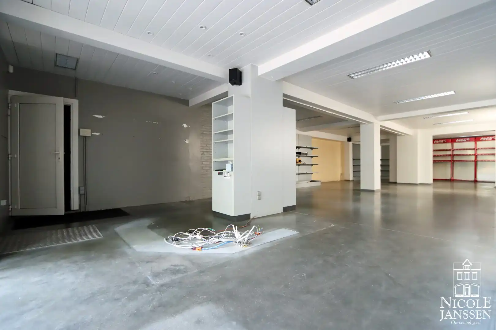 Handelspand met grote loods en bovengelegen woonst net buiten het centrum van Maaseik foto 7