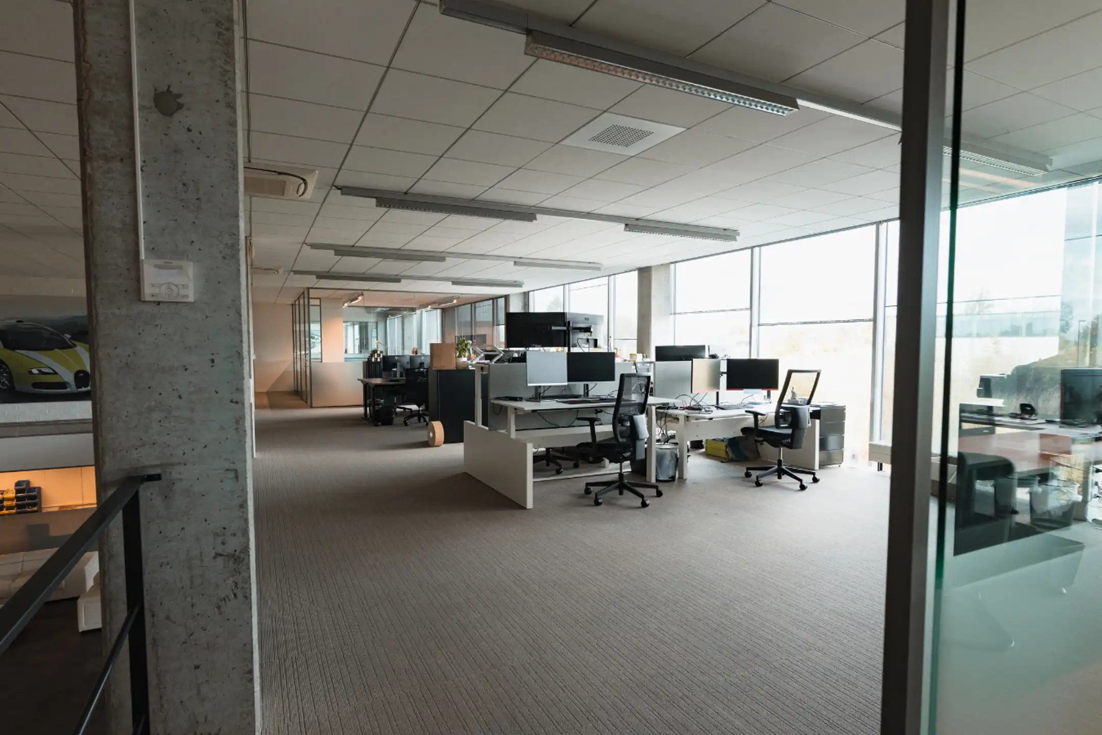 Modern bedrijfsgebouw langs E17 in Zwijndrecht foto 22