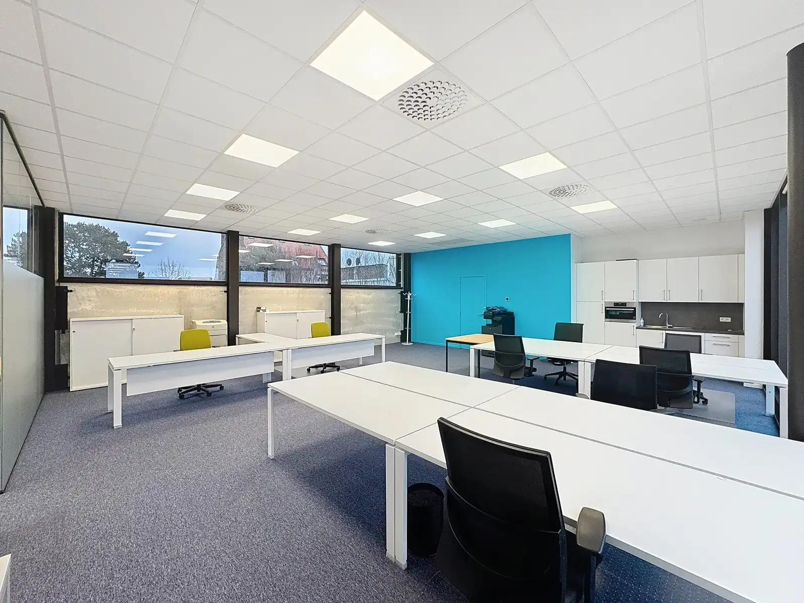 Instapklare en bemeubelde KANTOORRUIMTE (150m² op 1°V.) met berging en 2 autostaanplaatsen in de kelder. Op een boogscheut van het centrum van Brugge/expresweg. foto 9