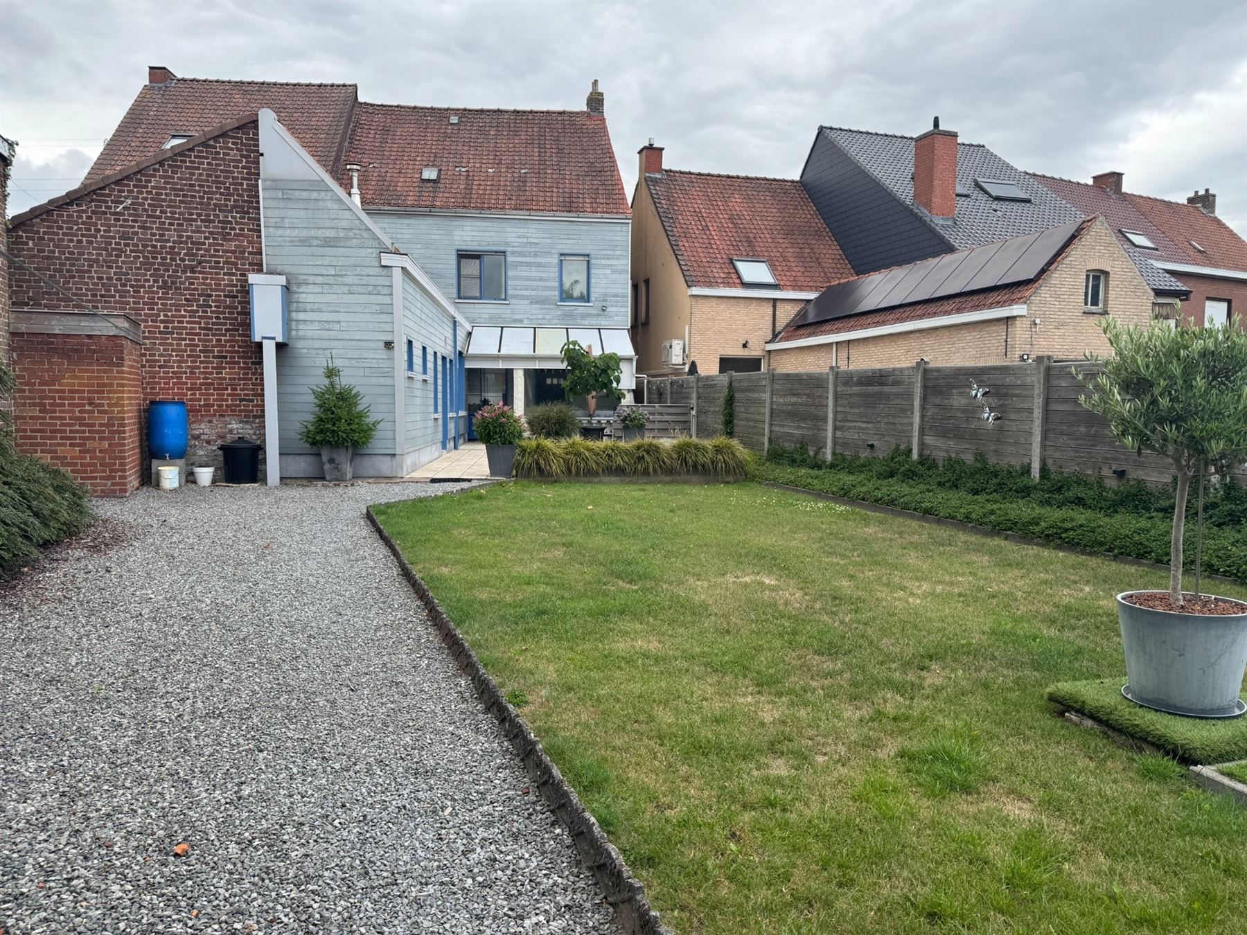 Goed onderhouden woning met loods op 495 m² foto 11