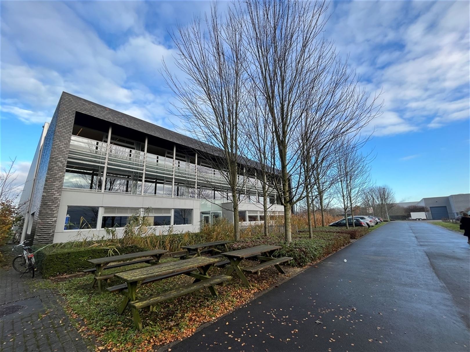 Kantoren te huur in ecologisch logistiek gebouw foto {{pictureIndex}}