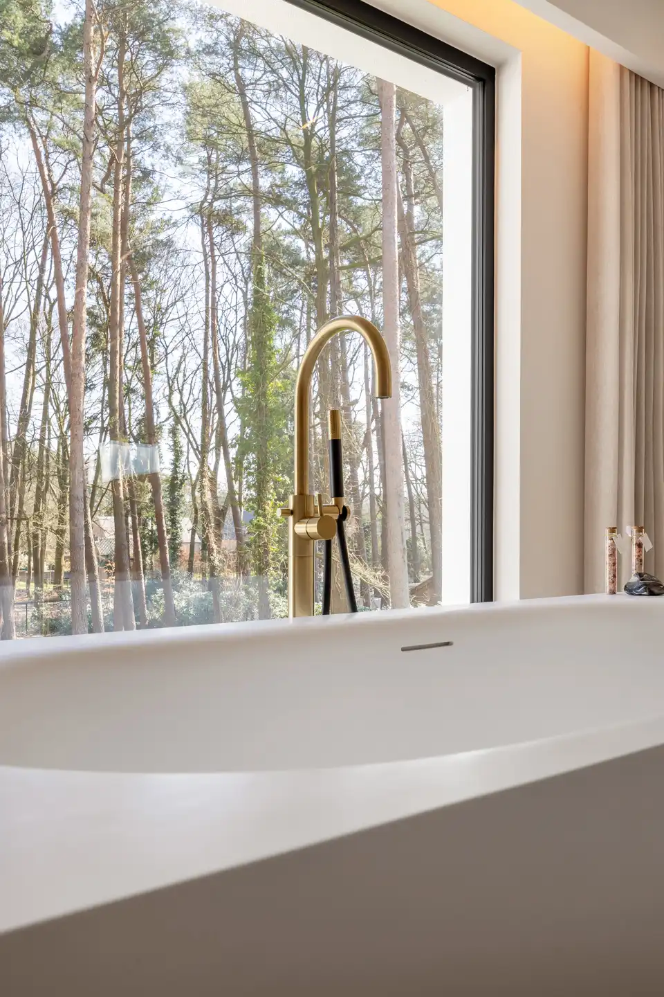 Exclusieve moderne villa met panoramisch zicht op groen foto 24