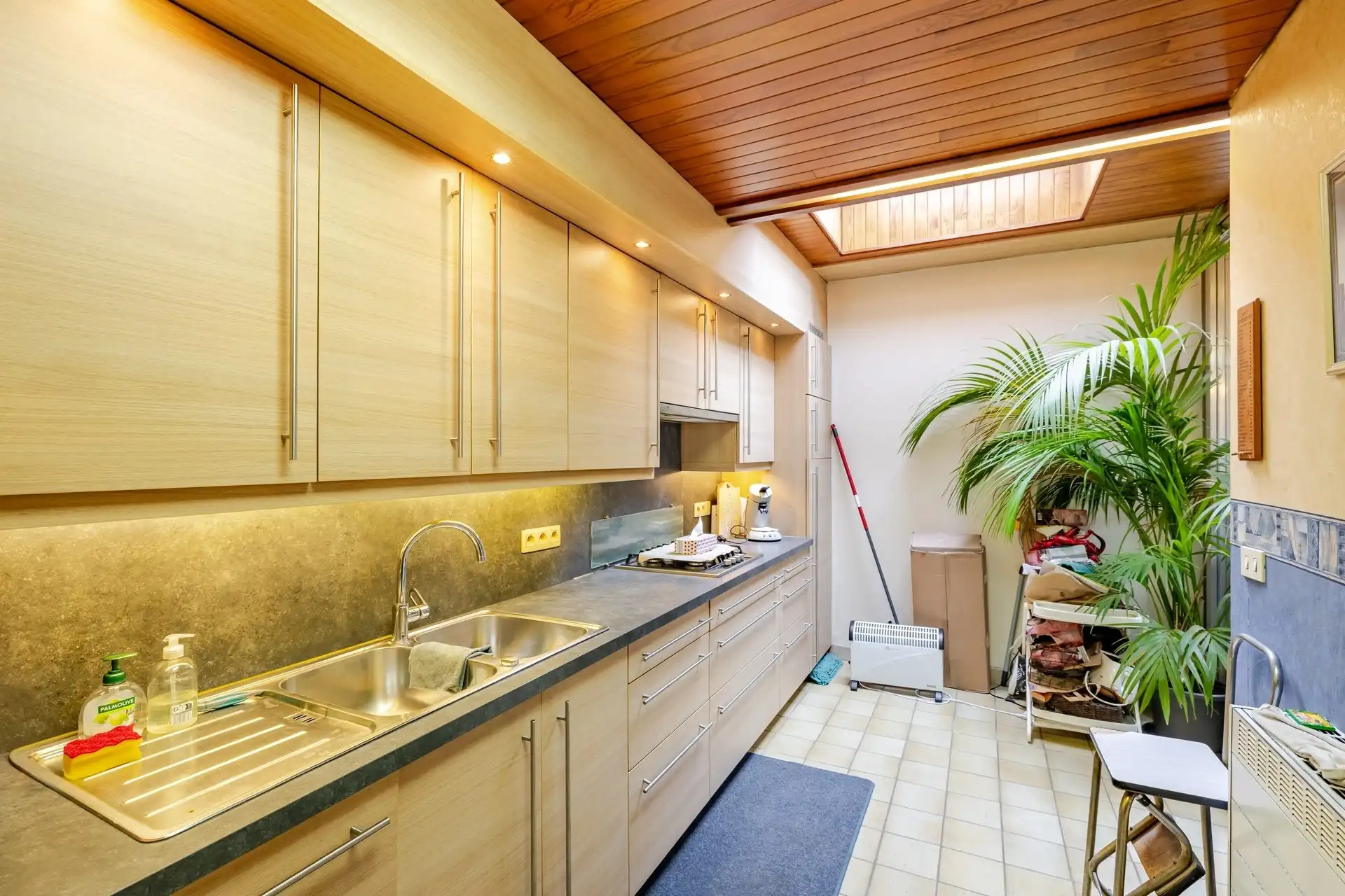 Rijwoning nabij het OLV-ziekenhuis met 3 slaapkamers en tuin foto 4