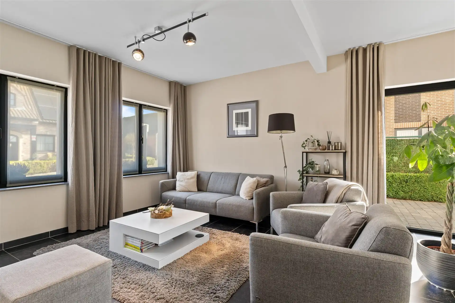 Modern halfopen bebouwing met uniek zicht in een landelijke omgeving. foto 9