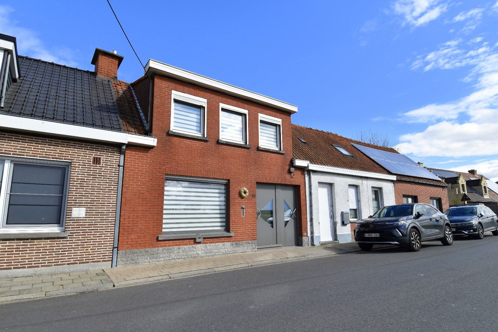 Hoofdfoto van de publicatie: Mooie rijwoning met 2 slaapkamers, tuin en garage te koop in het gezellige Gullegem