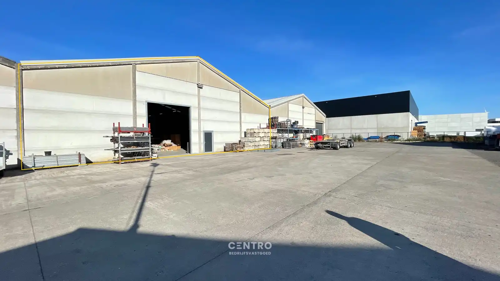Instapklare MAGAZIJN (1.200m², voorzien van 2 LAADKADEN (met levellers), elektrische sectionaalpoort en verhard terrein (voor- en achterkant) op industriezone te Gistel. foto 2