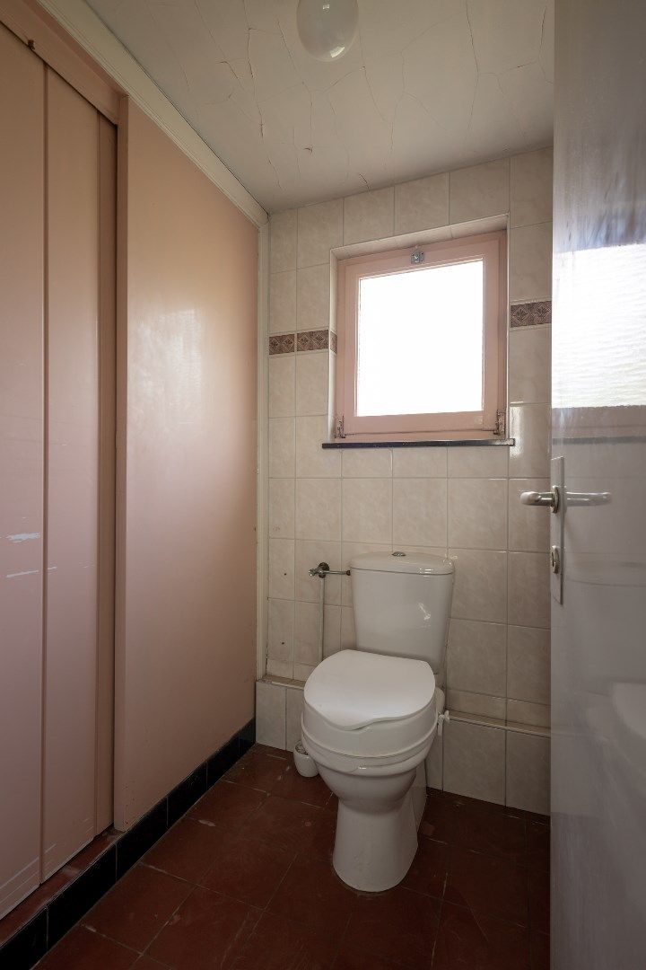 Deze ruime, te renoveren woning wordt verkocht. foto 17