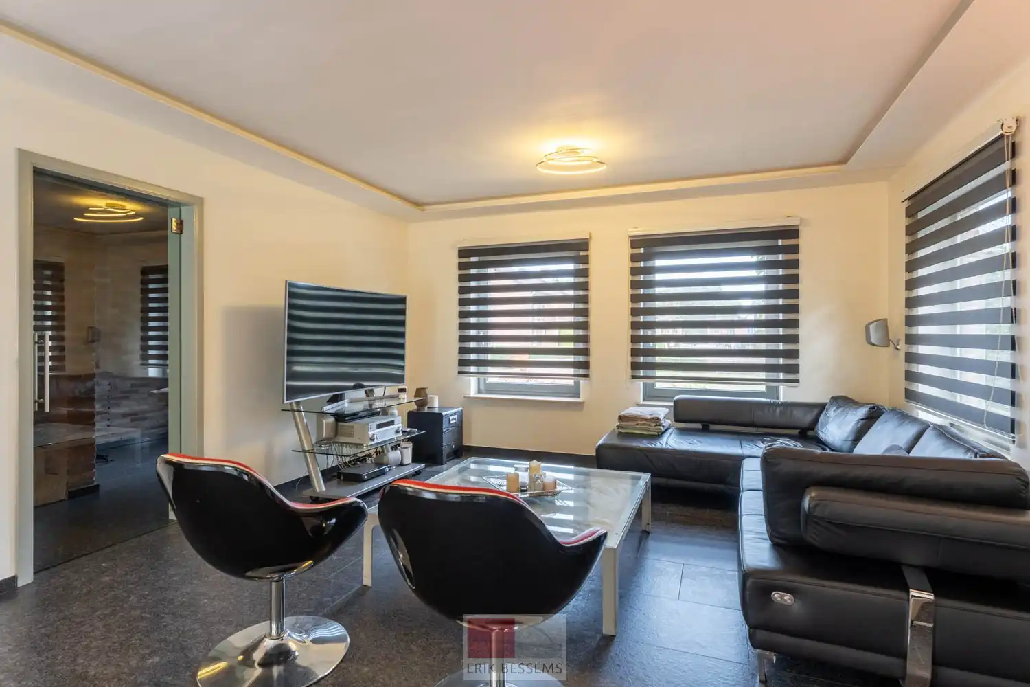 Vrijstaande woning gelegen op een royaal perceel van maar liefst 990 m² en beschikt over een bewoonbare oppervlakte van circa 221 m² foto 9