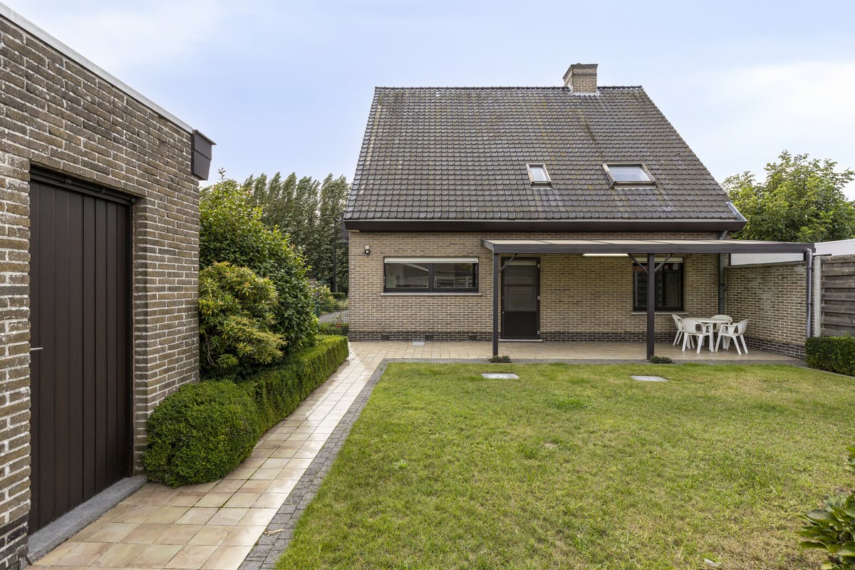 Huis met 4 slaapkamers, tuin en ruime garage in Maldegem foto 2
