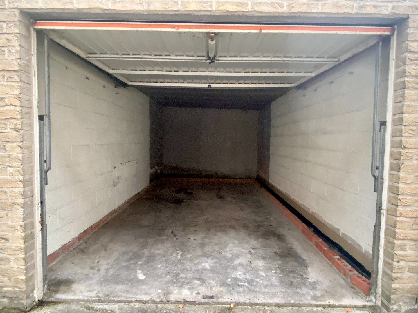 garagebox 16, gelegen achteraan het appartementsgebouw  foto 3