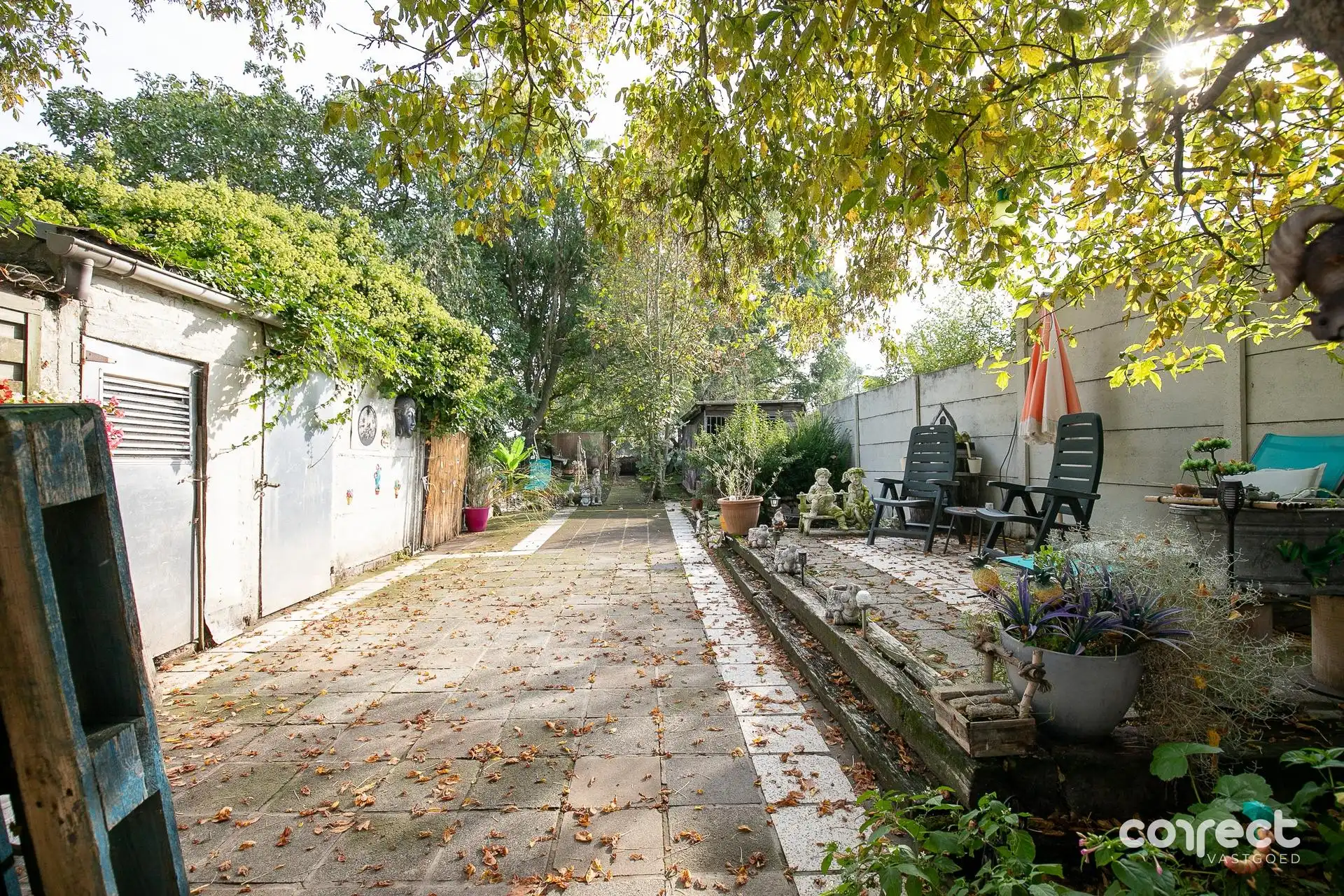 Te renoveren halfopen bebouwing op een rustige ligging met mooie tuin, terras en garage. foto 10