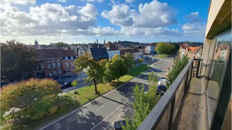 Ruim en lichtrijk 3-slaapkamerappartement te koop in Brugge foto 9