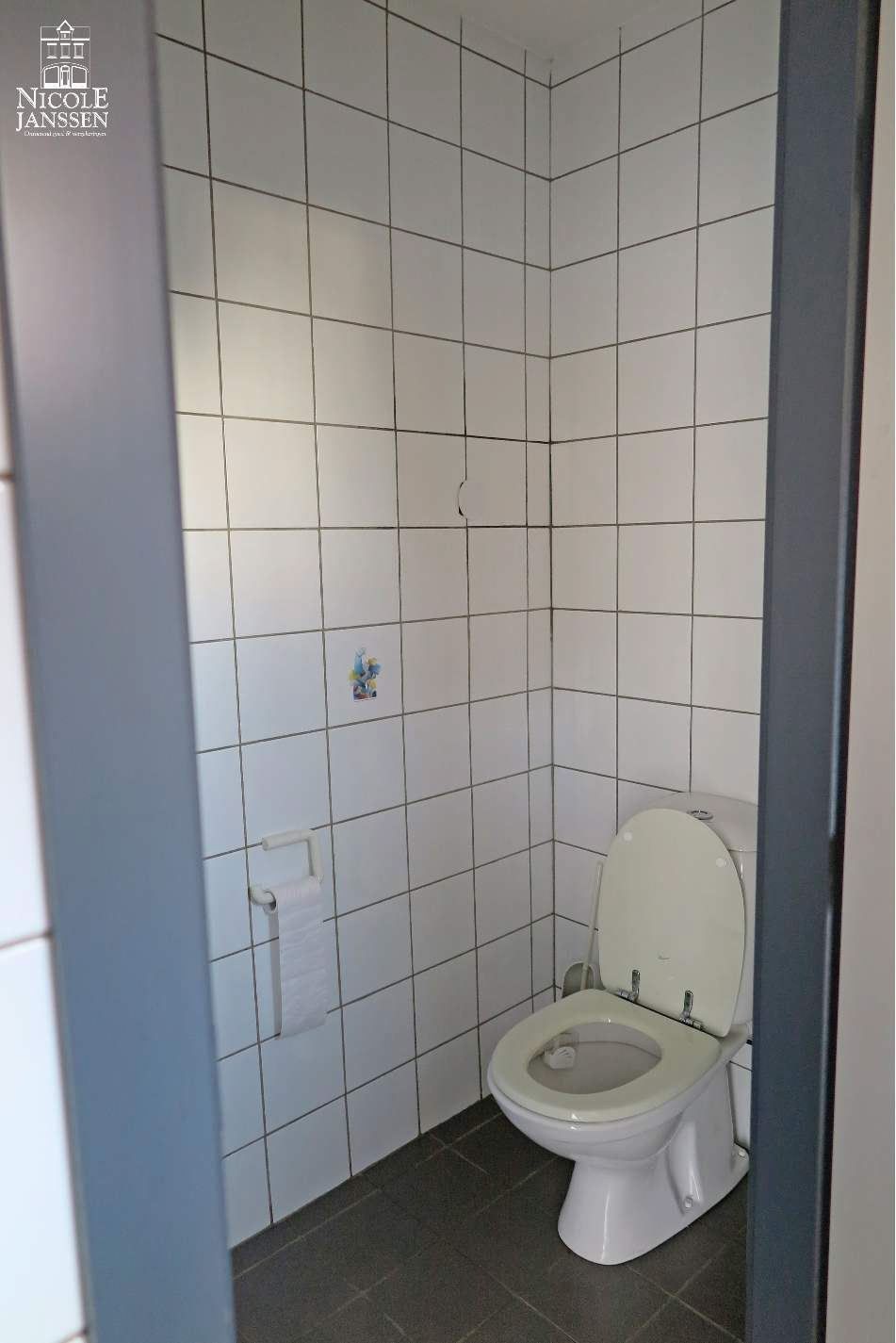 VERZORGD GELIJKVLOERS HANDELSPAND MET PARKEERGELEGENHEID OP EEN GOEDE LOCATIE foto 9