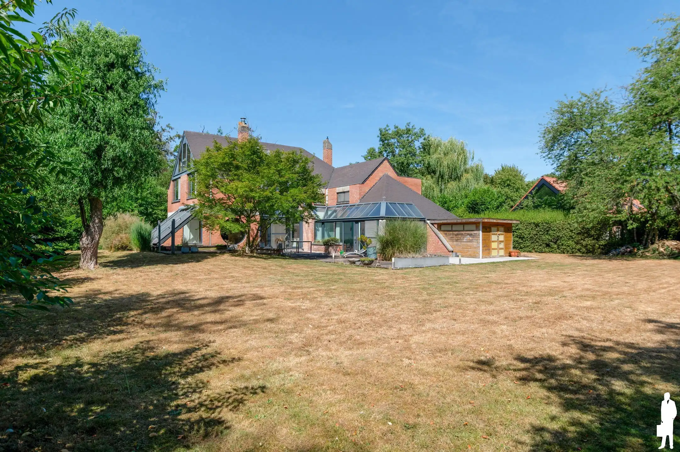 Welgelegen te renoveren villa met 5-7 slpks en 2 badks foto 18