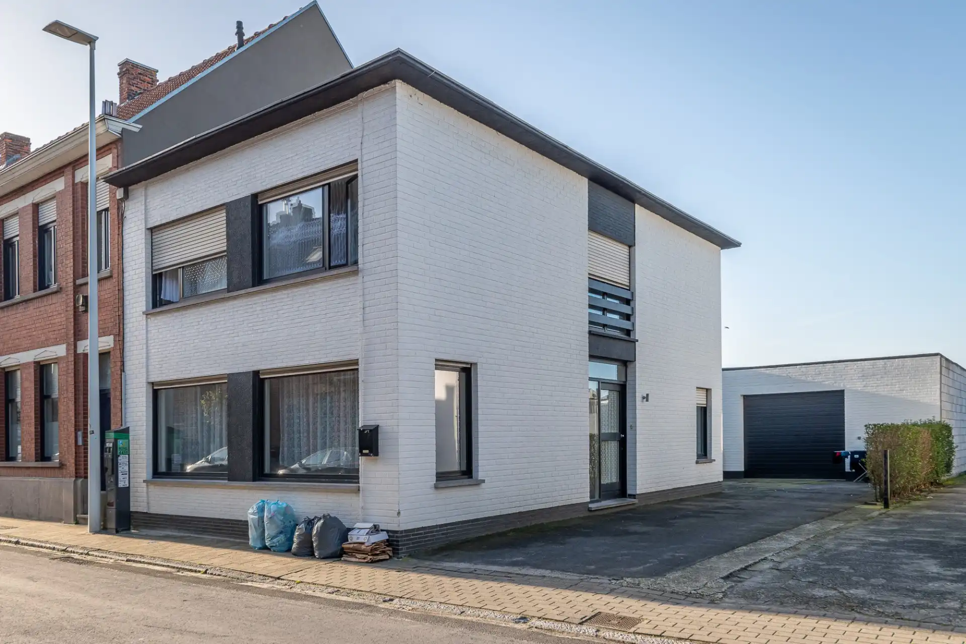 Gezinswoning met magazijn in het centrum van Waregem foto 2