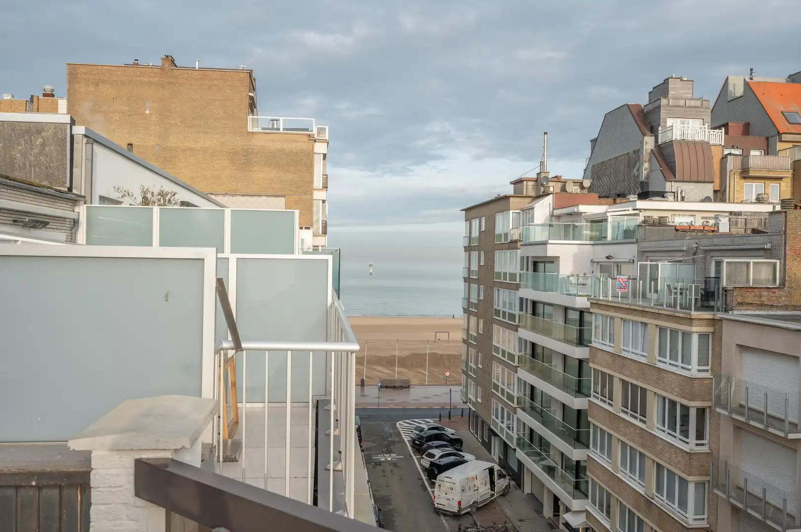 Appartement met schitterend zonneterras en zijdelings zeezicht vlakbij het Driehoeksplein in het Zoute. foto 3