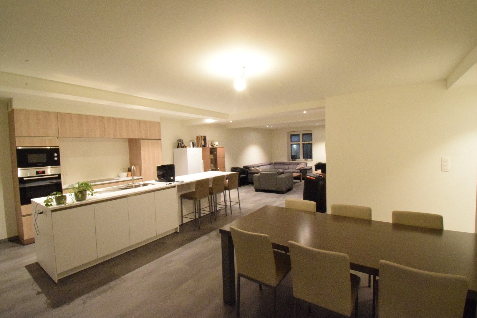 TE HUUR: Tweeslaapkamer-appartement met private berging op de Markt in Houthulst foto 3