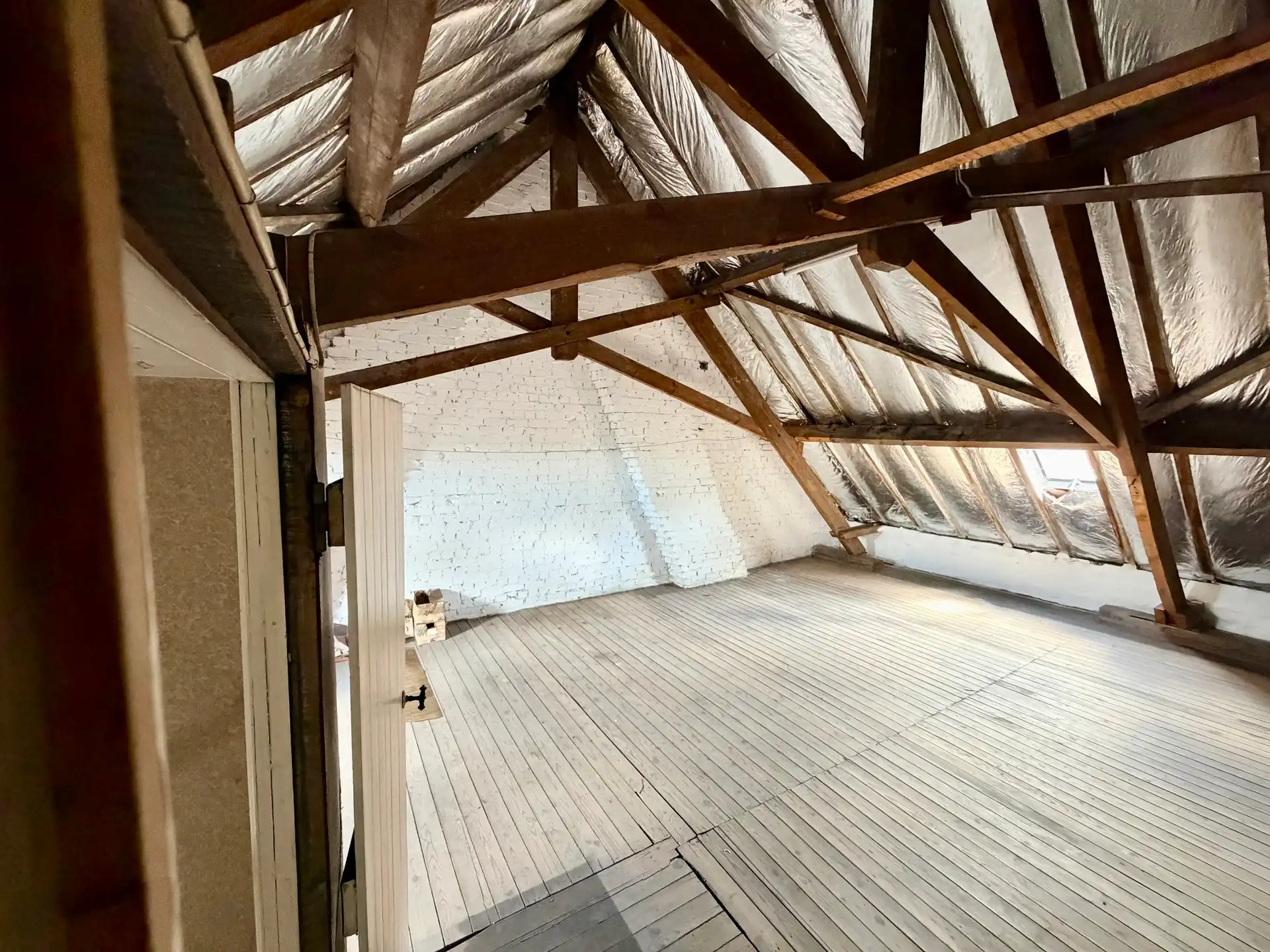 Ruime te renoveren woning met 4 slaapkamers, tuin en garage in Adinkerke te koop. foto 21